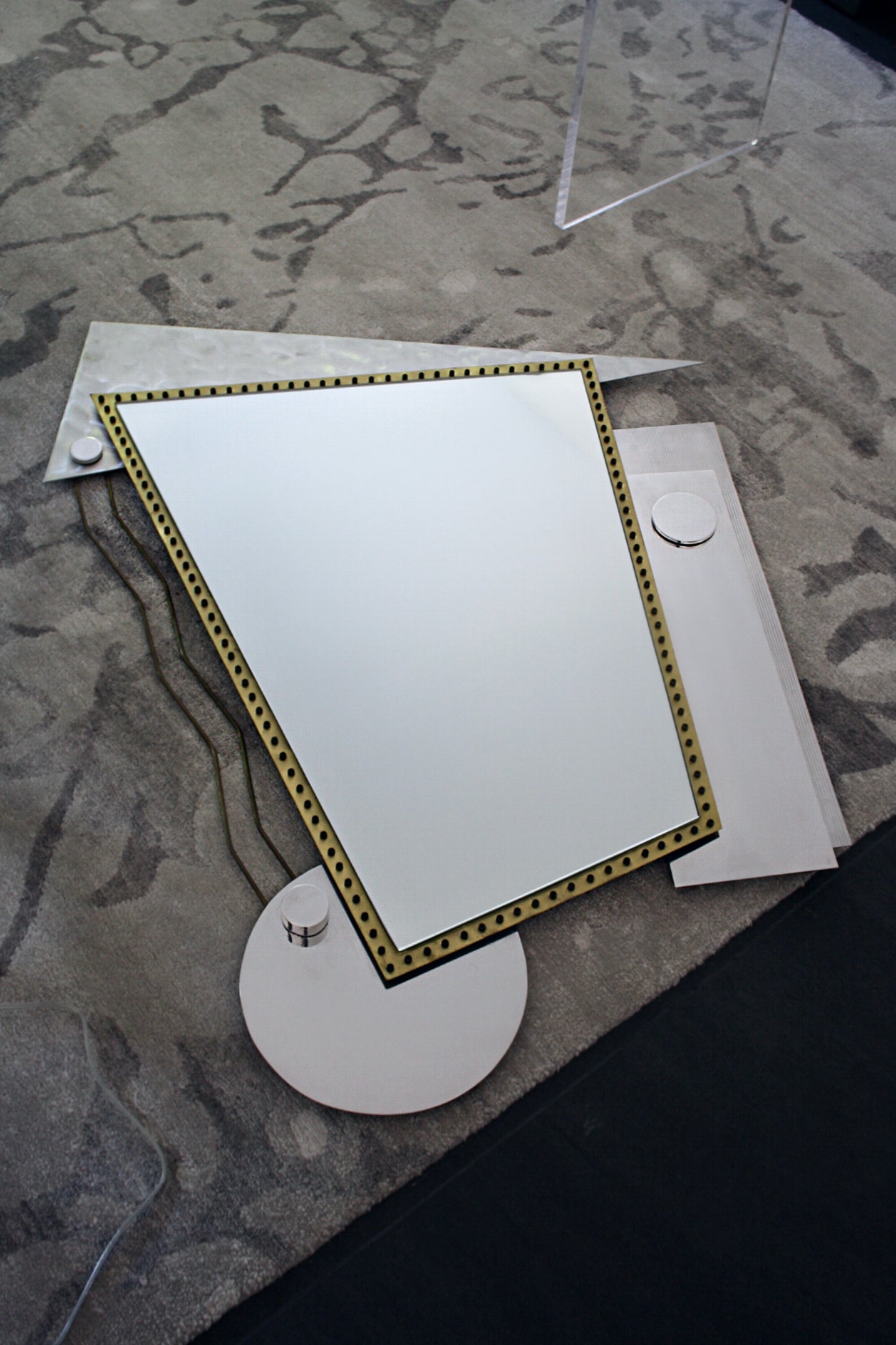 Post-modern geometric mirror