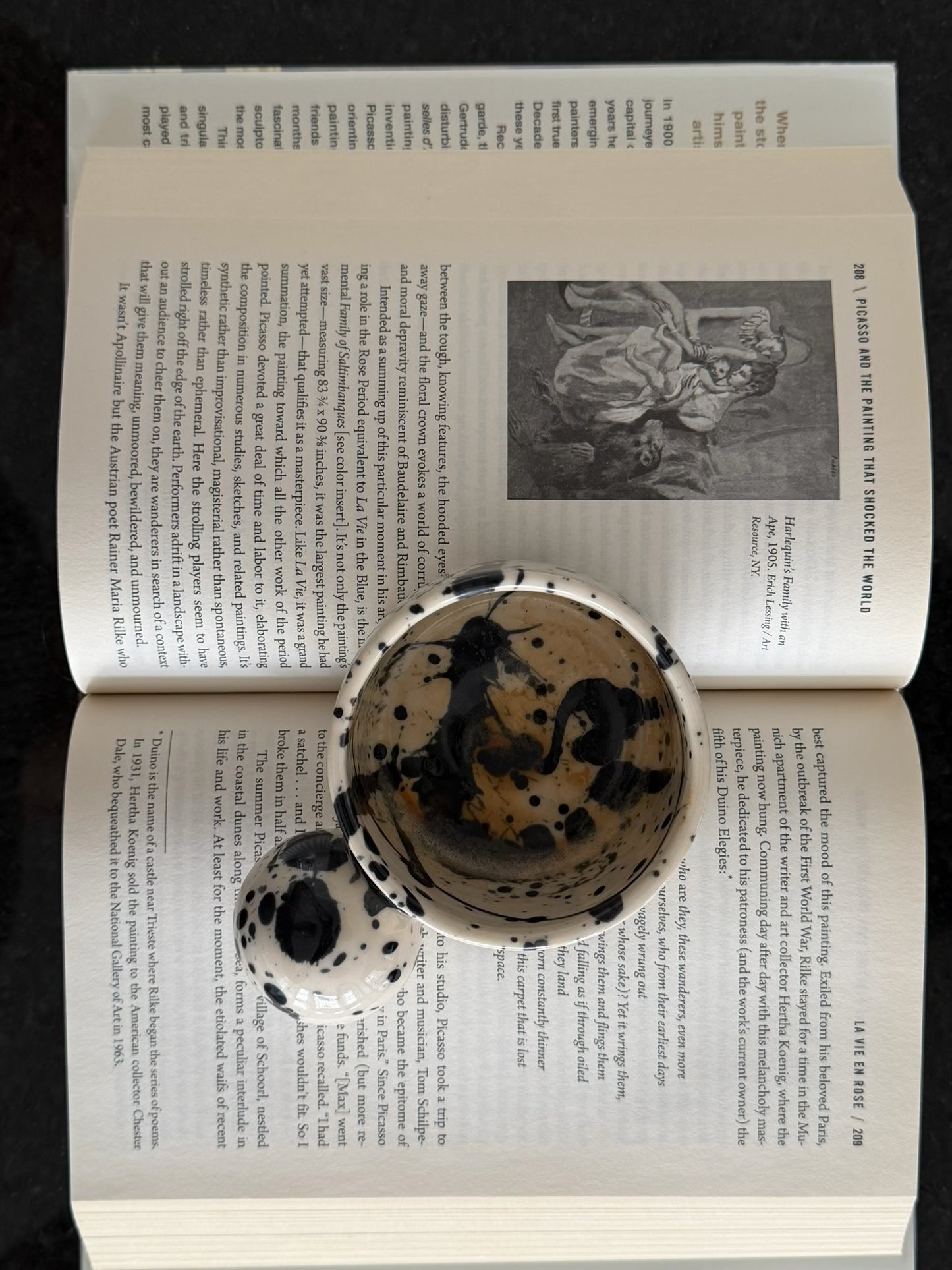 Mug sphérique éclaboussé d'encre