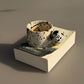 Mug sphérique éclaboussé d'encre